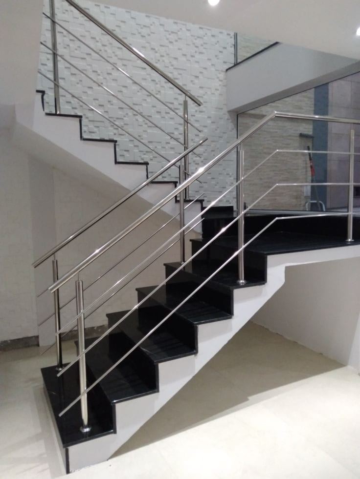 Garde-corps en inox à lisses horizontales sur un escalier en marbre noir
