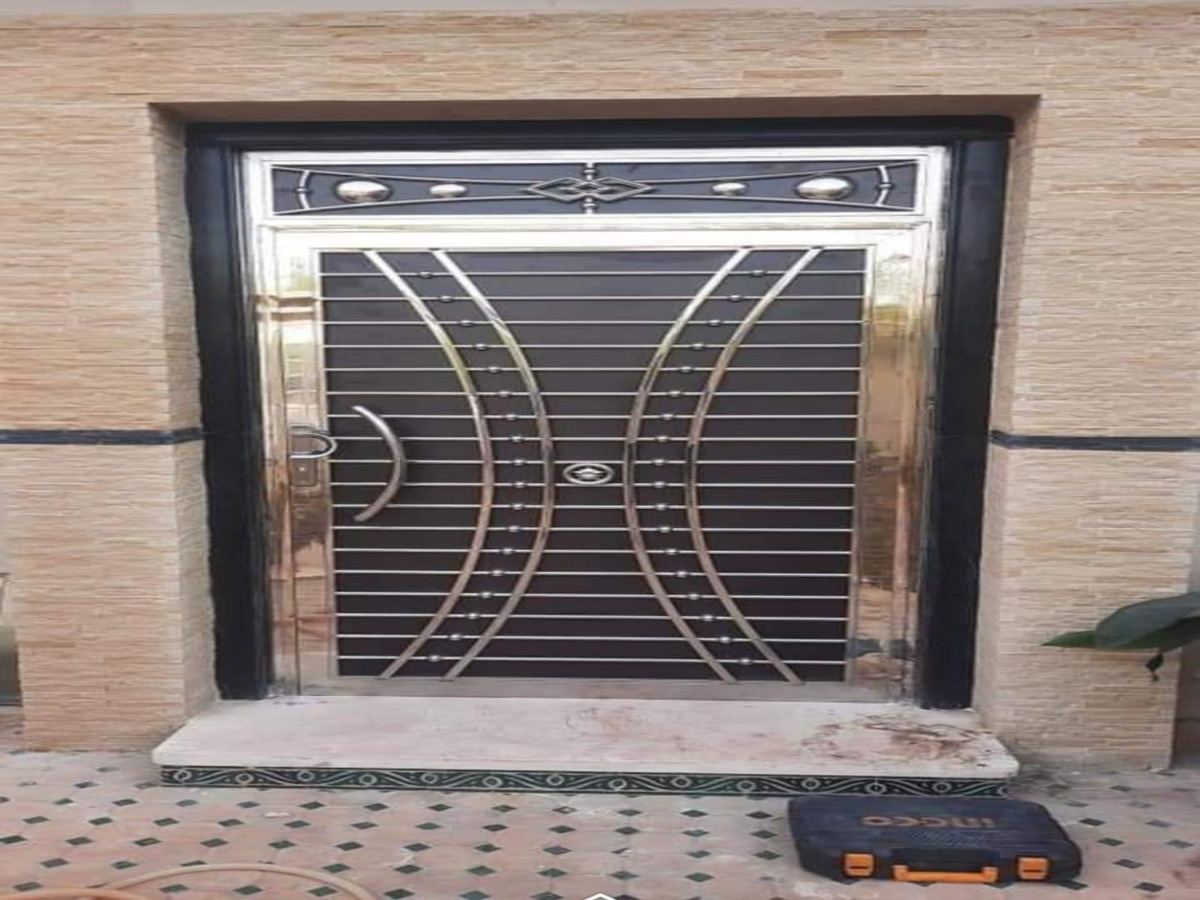 Porte d'entrée en inox à barreaux courbes