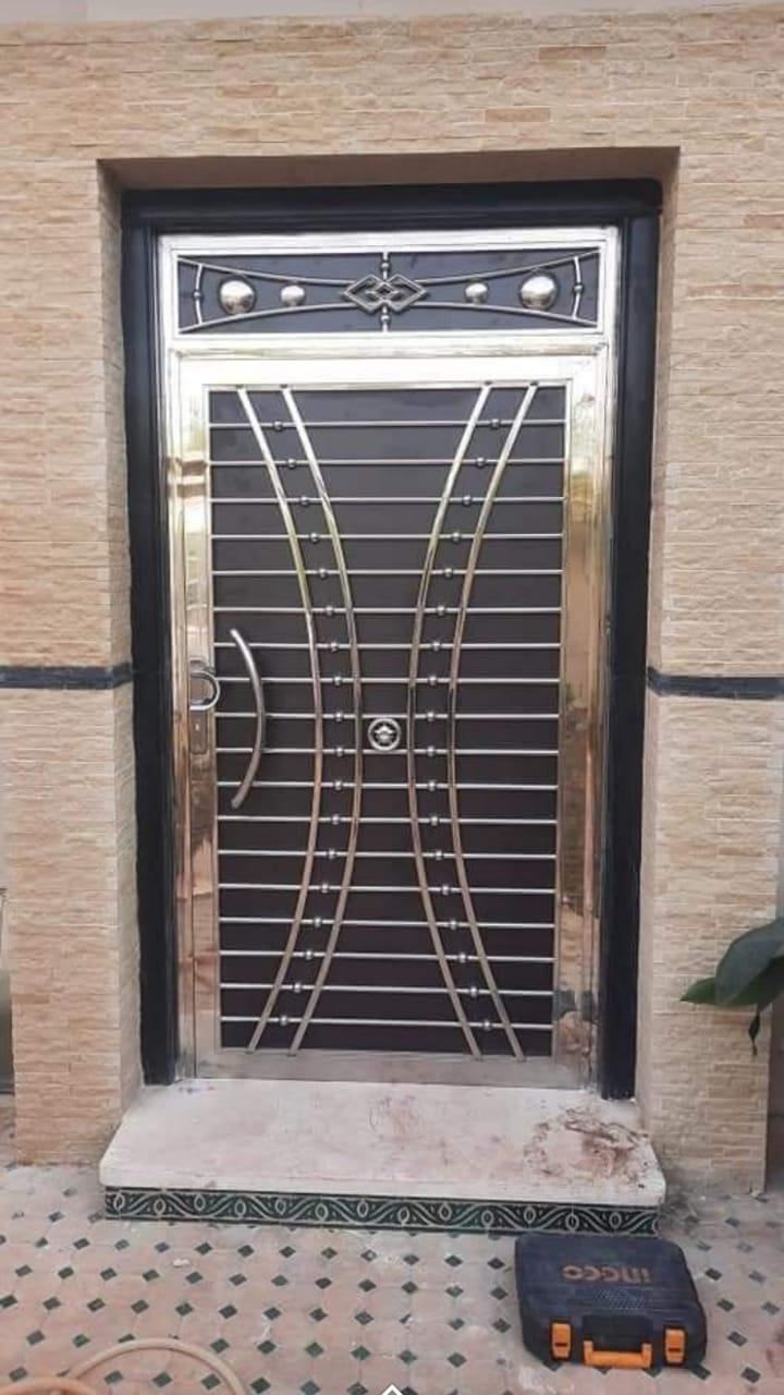Porte d'entrée, barreaux en arcs croisés