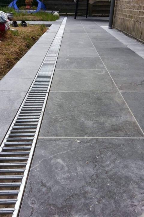Caniveau en inox le long d'une allée
