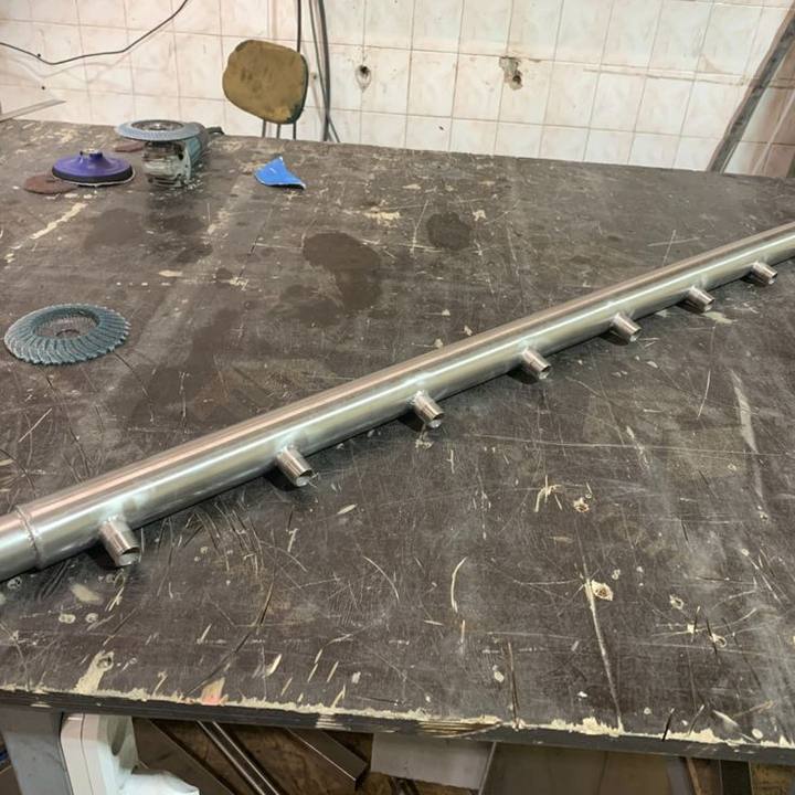 Collecteur à piquages sur la table de l'atelier