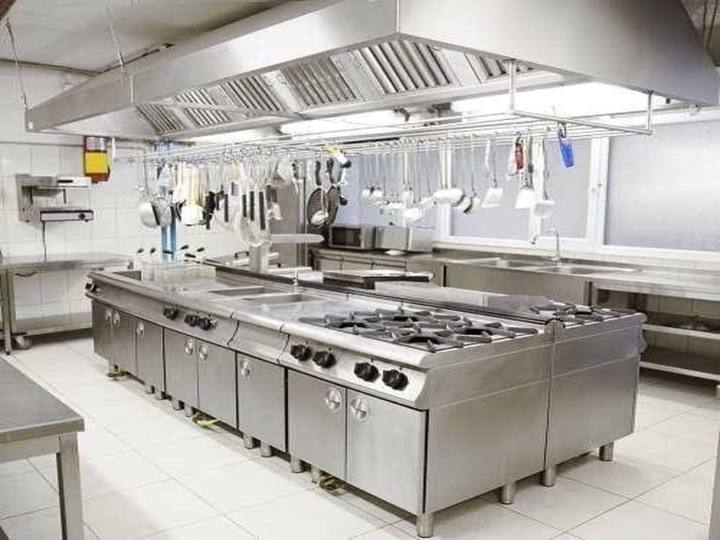 Cuisine professionnelle avec hotte centrale