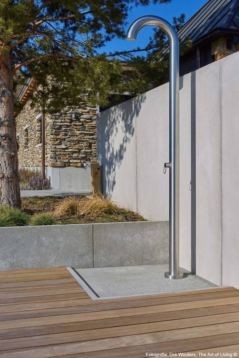 Douche extérieure sur terrasse bois