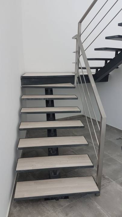 Escalier à marches suspendues, rampe inox