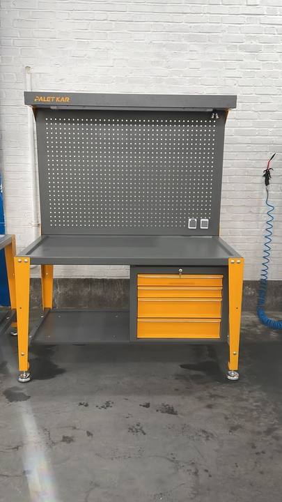 Établi avec panneau porte-outils