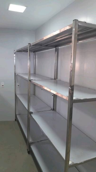 Étagère de stockage quatre niveaux