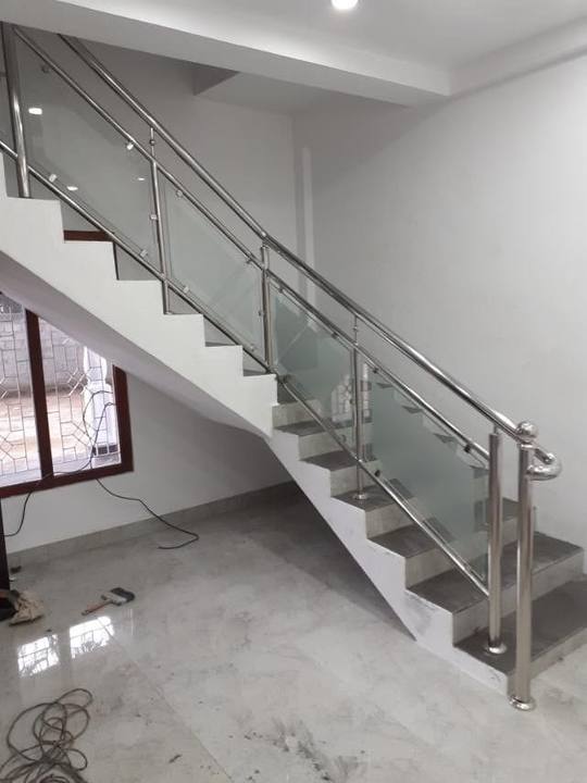 Garde-corps en inox et verre le long d'un escalier