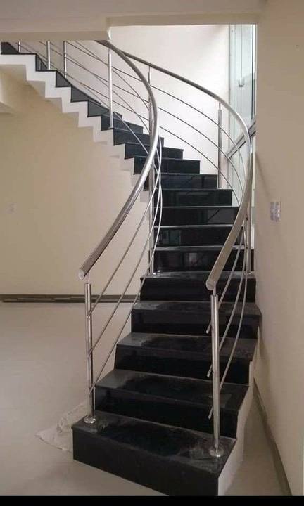 Garde-corps qui suit un escalier tournant