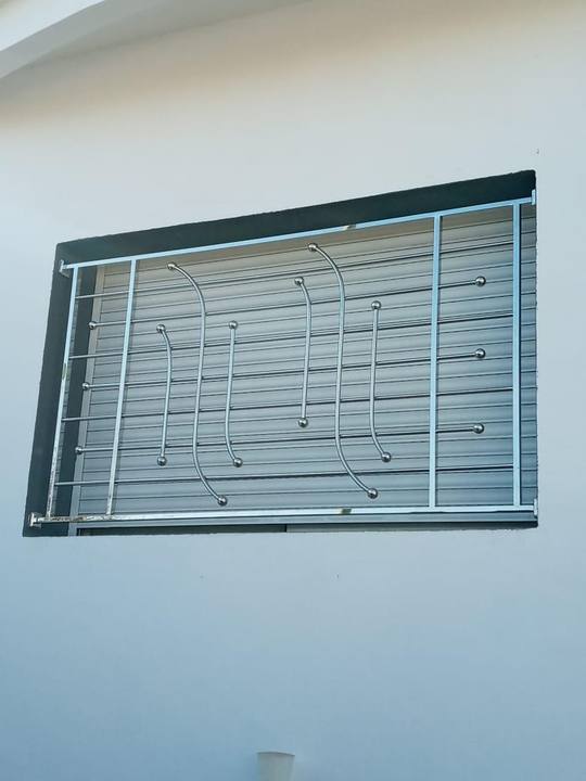 Grille de fenêtre, barreaux droits et arcs