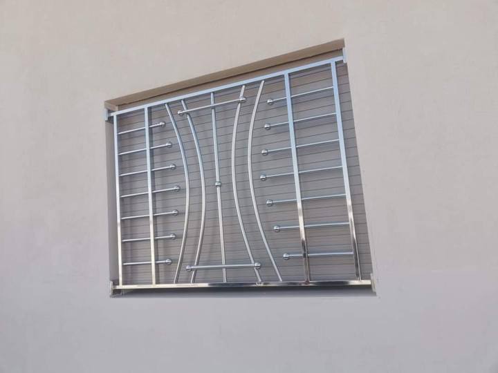 Grille de fenêtre, barreaux cintrés