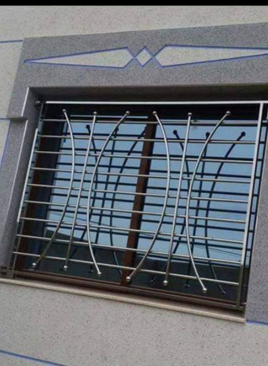 Grille de fenêtre à barreaux galbés