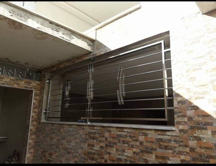 Grille de protection sur mur en pierre
