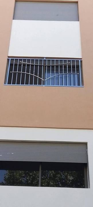 Grilles de fenêtres sur deux niveaux