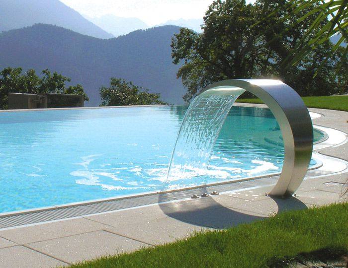 Lame d'eau en arche au bord d'une piscine
