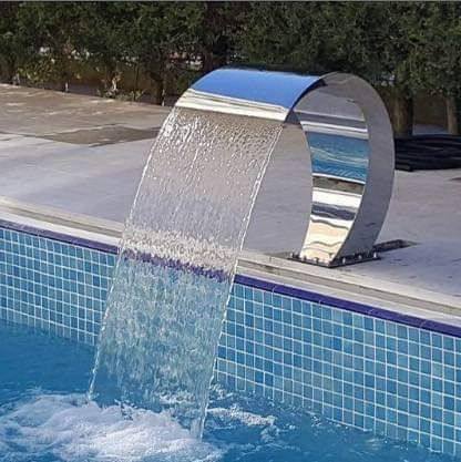 Lame d'eau en inox poli miroir au bord d'un bassin