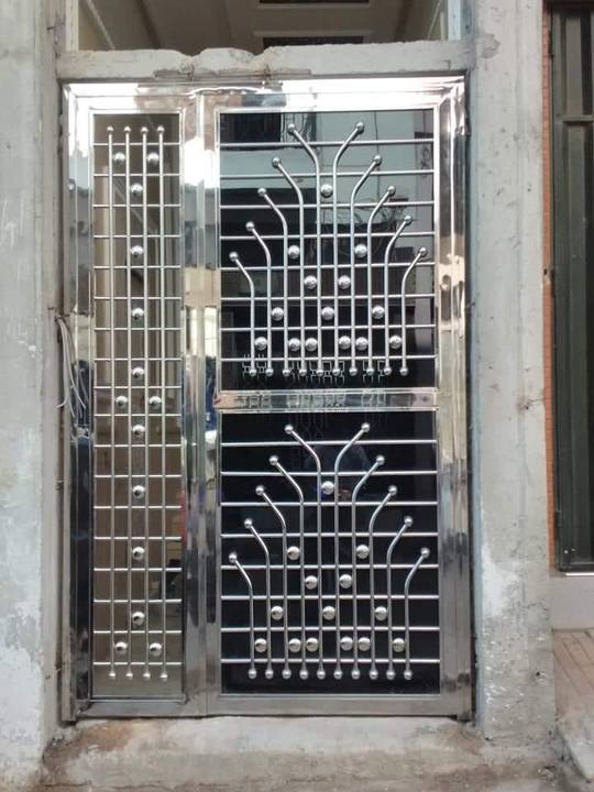 Porte double à grille décorative
