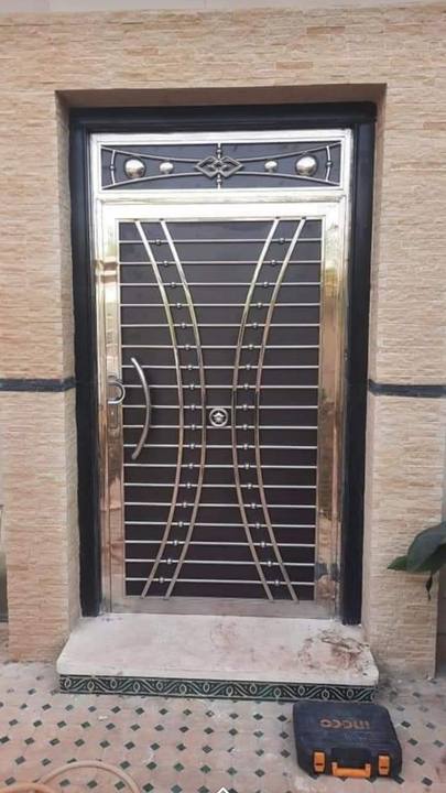 Porte d'entrée, barreaux en arcs croisés