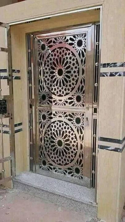 Porte en inox à motif géométrique découpé