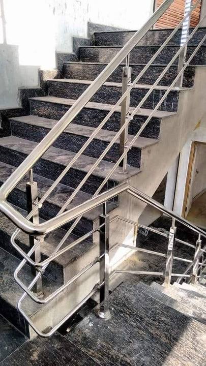 Rampe double hauteur sur marches en granit