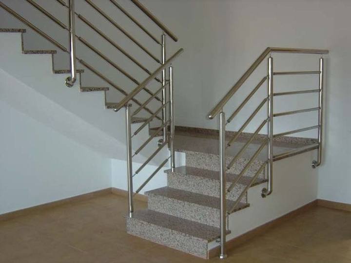 Deux rampes sur escalier à double volée