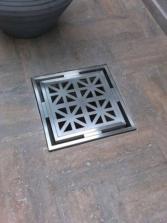 Siphon de sol, grille découpée