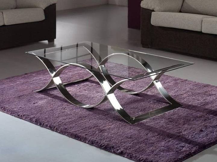 Table basse avec piètement en inox en forme de vagues