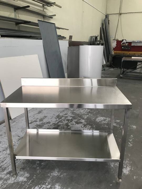 Table de travail en finition à l'atelier