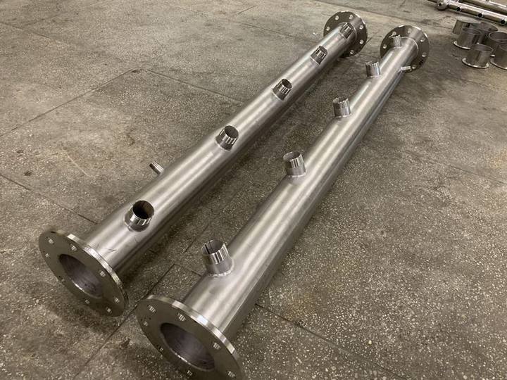 Deux tubes en inox à brides avec piquages